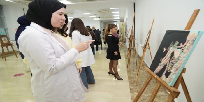 Üniversitede anatomide sanat sergisi açıldı